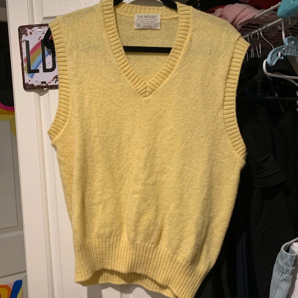 YELLOW THRIFTED SWEATER VEST NEW CLEAN SIZE LARGE FITS MEDIUM WELL